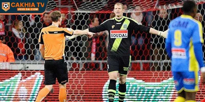 Top Cầu Thủ Cao Nhất Thế Giới - Lợi Thế Thể Hình Trong Bóng Đá 1 Cầu thủ cao nhất thế giới với con số 2,08m ấn tượng